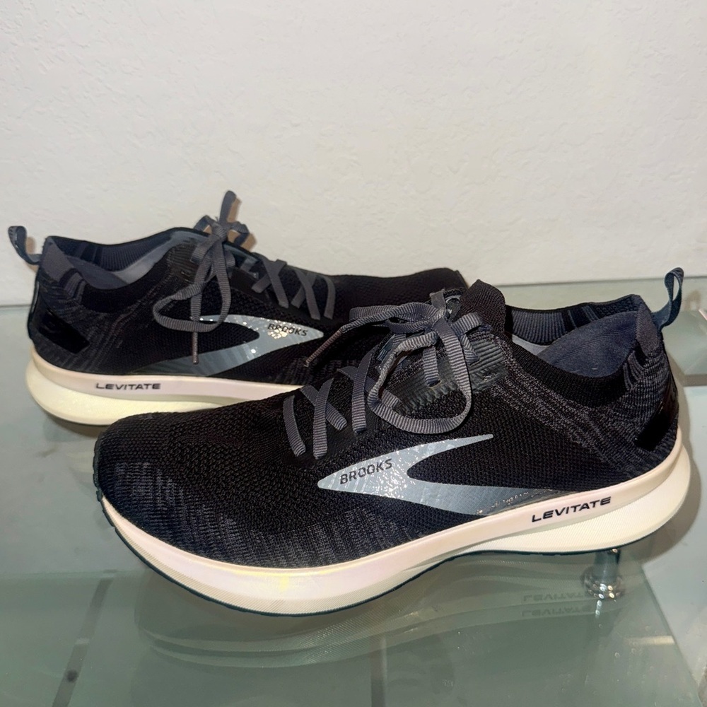 Brooks Women's Levitate 4 Running Shoes Black Blackened Pearl White  Sz 11 B